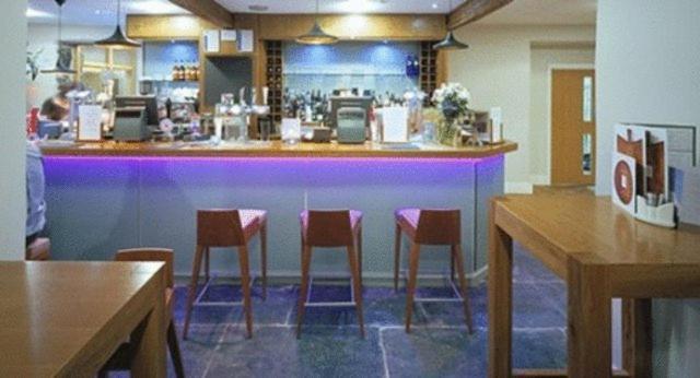 Cross Foxes - Bar Grill Rooms Dolgellau Esterno foto