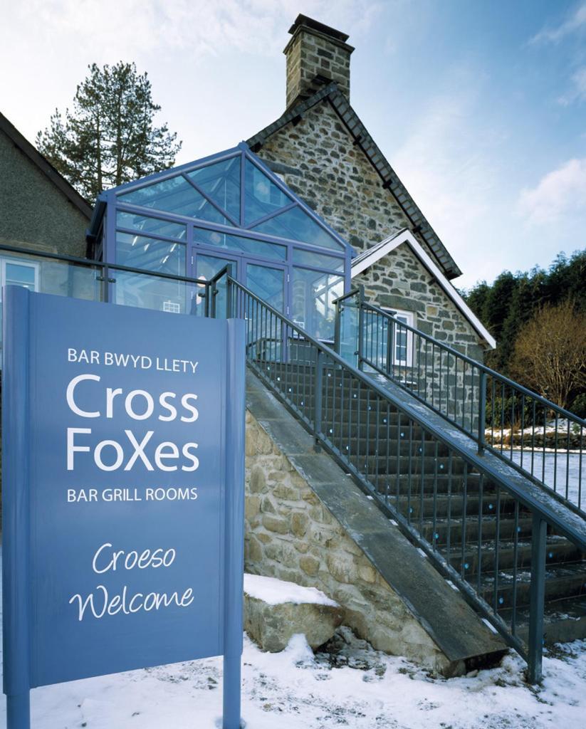 Cross Foxes - Bar Grill Rooms Dolgellau Esterno foto