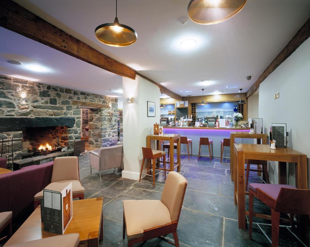 Cross Foxes - Bar Grill Rooms Dolgellau Esterno foto