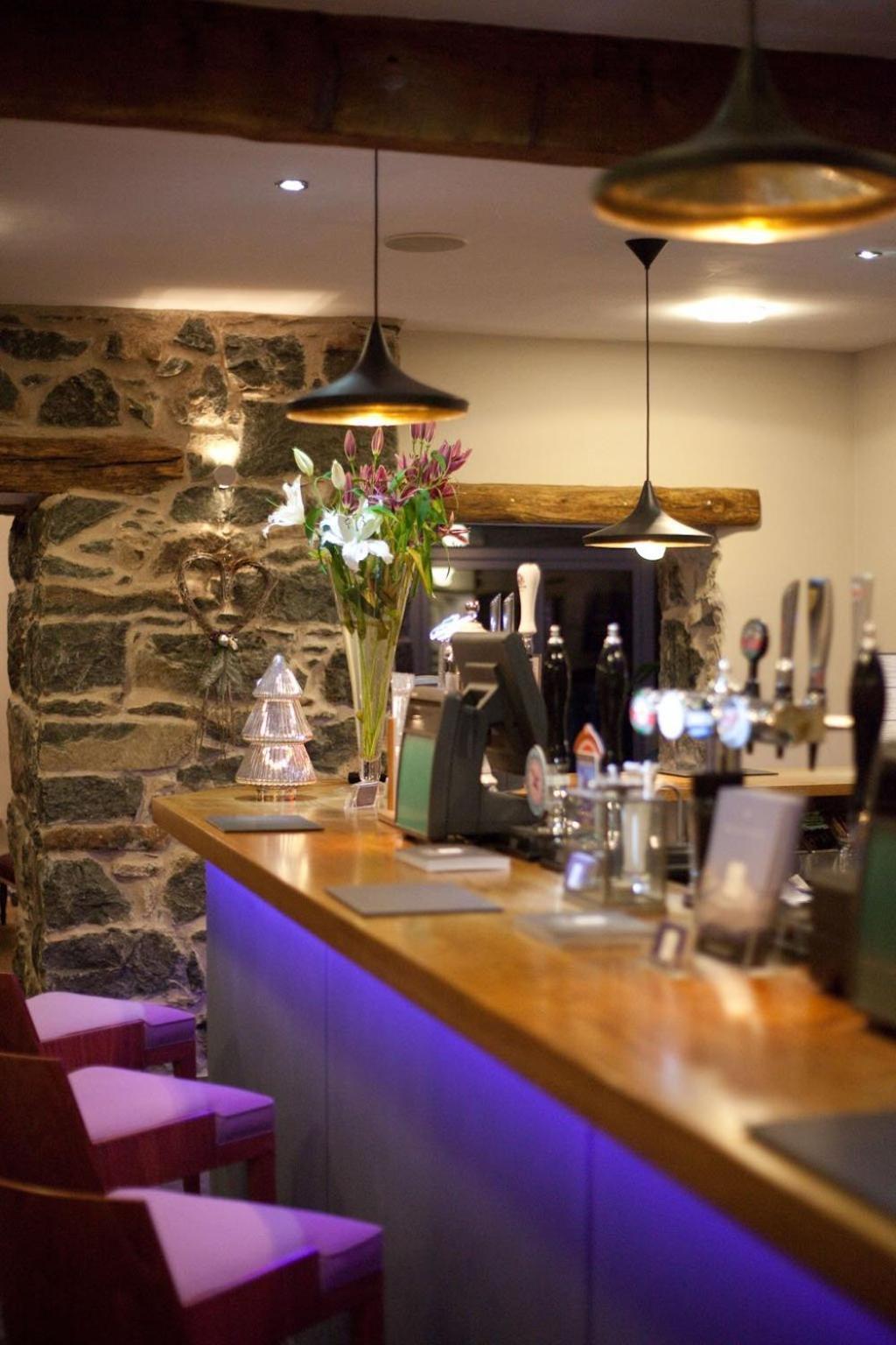 Cross Foxes - Bar Grill Rooms Dolgellau Esterno foto