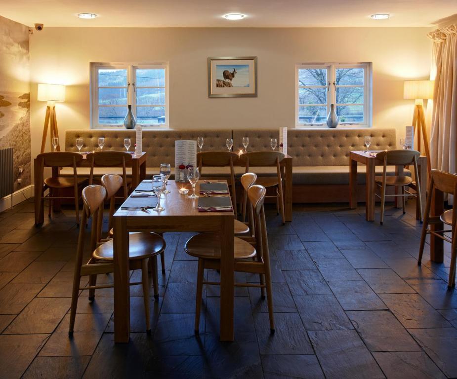 Cross Foxes - Bar Grill Rooms Dolgellau Esterno foto