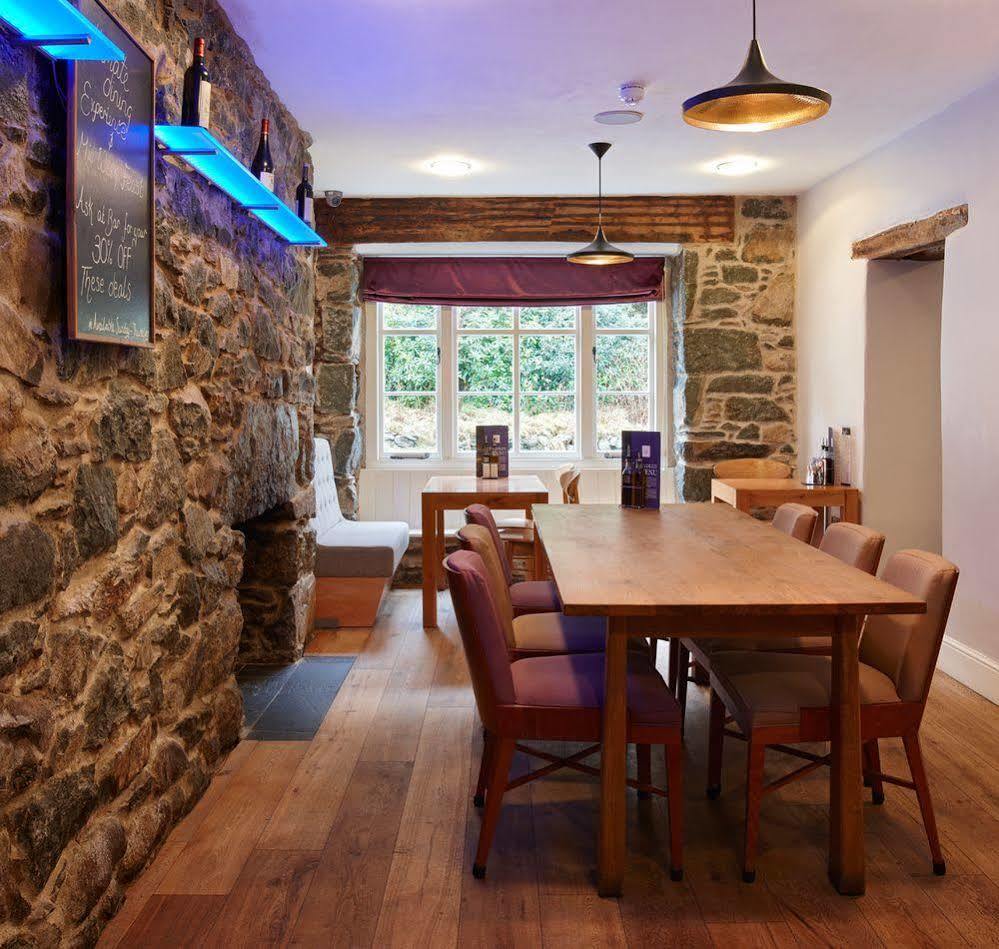 Cross Foxes - Bar Grill Rooms Dolgellau Esterno foto