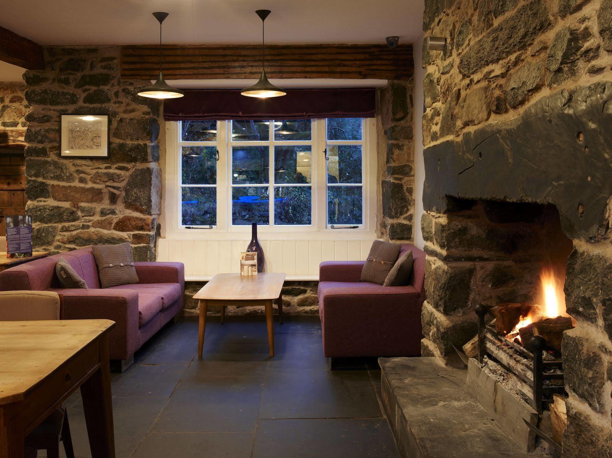 Cross Foxes - Bar Grill Rooms Dolgellau Esterno foto