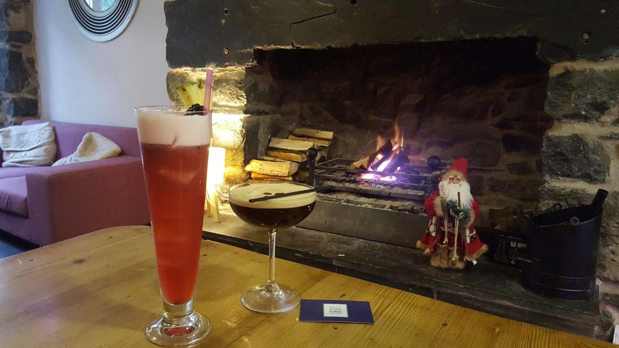 Cross Foxes - Bar Grill Rooms Dolgellau Esterno foto